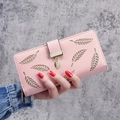 Portefeuille long rose pour femme avec motif feuille découpé au laser et pendentif doré - Rose