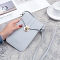 Bolso bandolera para móvil en color azul claro con cierre giratorio dorado elegante - Gris claro