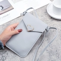 Borsa a tracolla grigia per cellulare con chiusura a cuore e schermo touch - Grigio chiaro