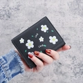Cartera corta de mujer en negro con estampado de margaritas blancas y detalle LOVE - Negro