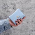Petit portefeuille trifold bleu clair en cuir PU avec logo Cute Chick doré élégant - Style Poussin / Bleu