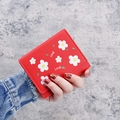 Cartera corta roja para mujer con margaritas y texto LOVE en la mano - Rojo
