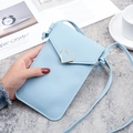 Borsa porta cellulare azzurra in ecopelle con chiusura a cuore dorata e tracolla sottile - Blu
