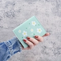 Cartera corta verde menta para mujer con estampado de margaritas y letras de LOVE - verde claro
