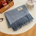 Écharpe en maille bleu clair aspect cachemire avec franges et écusson de marque - Bleu Ciel