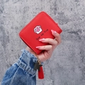 Petit portefeuille rouge zippé avec imprimé patte de chat rose et pompon étoile en cuir - Rouge