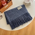 Écharpe d'hiver bleu foncé toucher cachemire avec franges longues et écusson de marque - Bleu Marine