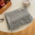 Écharpe gris clair en imitation cachemire avec franges et étiquette Acon sur bois - Gris Clair