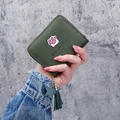 Portefeuille vert foncé avec fermeture éclair, motif chat et charme gland - Vert
