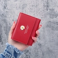 Petit portefeuille rouge pour femme à trois volets avec ornement marguerite et cuir grainé - Bordeaux