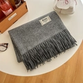 Écharpe tricotée gris foncé effet cachemire avec franges et étiquette de marque - Gris Moyen