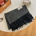 Écharpe en faux cachemire gris foncé chiné avec des franges noires et une étiquette de marque - Noir et Blanc