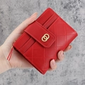 Portefeuille pour femme en cuir matelassé rouge avec boucle dorée et fentes cartes - Rouge