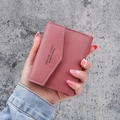 Kurze rosa Ledergeldbörse für Damen mit Forever Lovely Markenlogo im modernen Stil - Dunkelrosa