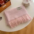 Écharpe rose en maille aspect cachemire avec franges et étiquette sur table cadeau - Rose Bébé