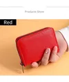 Dettaglio del portamonete in pelle rossa martellata con cerniera metallica sottile - 18 slot per carte / Rosso
