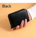 Dettaglio ravvicinato del porta carte in pelle nera con trama litchi e chiusura a zip - 18 slot per carte / Nero