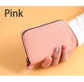 Portacarte sottile in ecopelle rosa con trama a grana e cerniera tenuto in mano - 18 slot per carte / Rosa