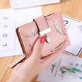 Petit portefeuille rose minimaliste avec motif feuille évidé et pendentif doré - Rose