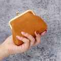 Vintage kleine portemonnee van bruin leer met een goudkleurige metalen knipsluiting - Bruin