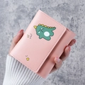 Portefeuille rose à trois volets avec adorable dinosaure vert et texte Hey! en PU - Dinosaure / Rose Clair