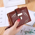 Petit portefeuille marron avec motif de feuilles évidées et pendentif feuille dorée - Marron