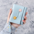 Petit portefeuille en cuir bleu clair avec fleurs perlées et étiquette FOREVER - Bleu ciel