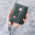 Portefeuille femme en cuir vert foncé avec fleur rose décorative et breloque perle - Vert Foncé