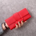 Portefeuille long femme en cuir PU rouge, design à trois volets avec grain de galets - Rouge