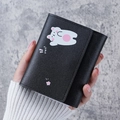 Petit portefeuille noir à trois volets avec motif ours blanc et texte Hey! mignon - Motif d'Ours Blanc / Noir