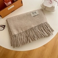 Écharpe élégante en tricot beige clair avec franges douces et étiquette de marque - Khaki Clair