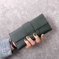 Portefeuille long femme en similicuir vert foncé avec grain litchi et boucle ceinture - Vert