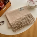 Écharpe beige en imitation cachemire avec franges et étiquette sur une table cadeau cosy - Rose Pâle