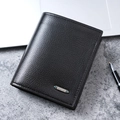 Short minimalist men's wallet in black lychee grain PU leather with metal logo - Black