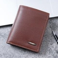 Vertical bifold men's wallet in dark brown lychee leather with matte metal logo - Light Coffee