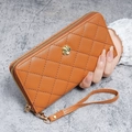 Portefeuille matelassé marron caramel avec fleur dorée et dragonne amovible - Marron