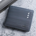 Portafoglio uomo blu-grigio scuro con strisce geometriche e placchetta in metallo - Blu