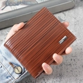 Cartera corta para hombre marrón oscuro con textura de grano de madera y logo metálico - Marrón
