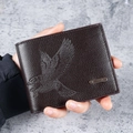 Braune Herren Geldbörse aus Leder mit geprägtem Adler Muster und Metallplakette im Querformat - Adler Geprägter Kurzer Stil (Dunkelkaffee) / Dunkelkaffee