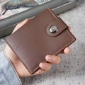 Cartera corta de hombre en cuero marrón con cierre de presión y textura de grano - Marrón
