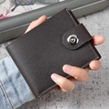 Cartera corta para hombre en cuero marrón café con botón a presión y textura - Marrón