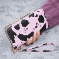 Lange Brieftasche mit pinkfarbenem Kuhmuster, passender Handschlaufe und Reißverschluss - Rosa