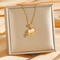 Collar con colgante de corazón iridiscente y rosa dorada sobre caja de satén - Dorado