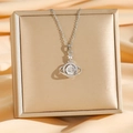Collier planète en acier titane orné de cristaux étincelants sur fond de soie dorée - Planète d'Argent (8675)