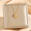Elegante vergoldete Tropfenhalskette mit rechteckigem Zirkonia in einer Schmuckschatulle - Goldene geometrische Zirkonia (8721) / Gold