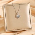 Elegante collana a cerchio in argento con ciondolo in zircone su seta champagne - Argento Zircone Rotondo