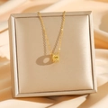 Collana con ciondolo a cilindro dorato con strass scintillanti su sfondo di seta - Caleidoscopio Dorato (8651)