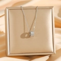 Collana a cilindro in argento con quadrifoglio su sfondo di seta color champagne - Caleidoscopio Argentato (8651)
