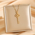 Luxueux collier pendentif clé trèfle plaqué or 18 carats avec zircons micro-pave étincelants - Style de Clé de Trèfle Évidé-Chaîne à Lèvres(8416) / Doré