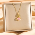 Collana dorata con fiocco, cuore rosa e ciondolo a forma di pianeta su seta lussuosa - Fiocco d'Oro